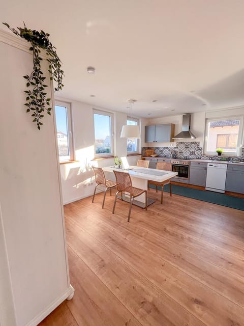 Kitchen or kitchenette, Dining area, stove