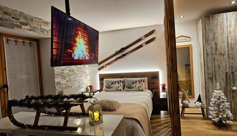 TV and multimedia, Living room, Decorative detail, Seating area