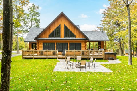 Property building, Patio, Facade/entrance, Garden, Hot Tub, Balcony/Terrace, Seating area, Garden view