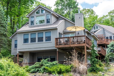 Property building, Patio, Facade/entrance, Natural landscape, Garden, Balcony/Terrace, Garden view
