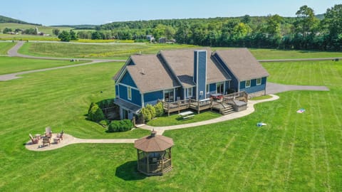 Property building, Patio, Natural landscape, Bird's eye view, Garden, Garden view