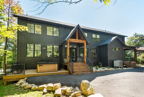 Property building, Facade/entrance, Natural landscape, Hot Tub, Balcony/Terrace, Garden view