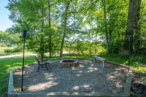 Sunkissed Lodge House in McHenry