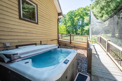 Sunkissed Lodge House in McHenry