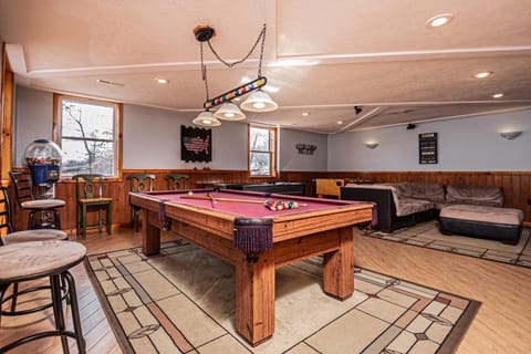 Sunkissed Lodge House in McHenry