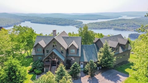 Property building, Facade/entrance, Natural landscape, Bird's eye view, Garden, Garden view, Lake view, Parking