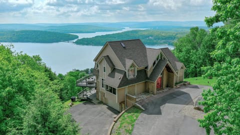 Property building, Facade/entrance, Natural landscape, Bird's eye view, View (from property/room), Lake view, Mountain view, Parking