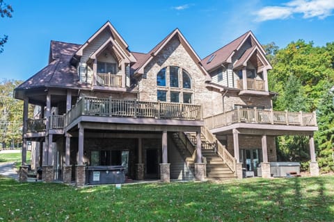 Property building, Facade/entrance, Natural landscape, Garden, Balcony/Terrace