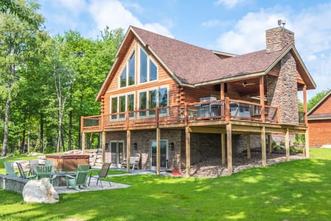 Property building, Patio, Facade/entrance, Natural landscape, Garden, Hot Tub, Balcony/Terrace, Garden view, Area and facilities