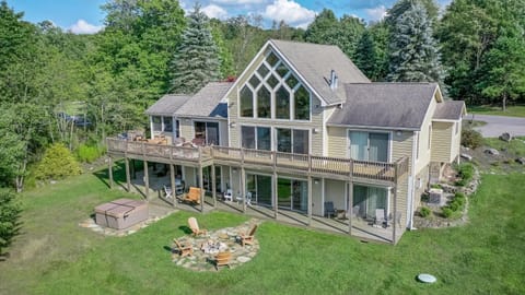 Property building, Patio, Natural landscape, Bird's eye view, Garden, Hot Tub, Balcony/Terrace, Garden view, Parking
