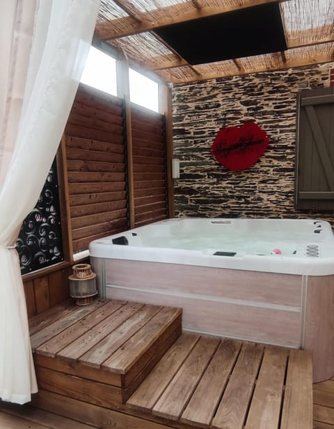 Patio, Hot Tub, Spa and wellness centre/facilities