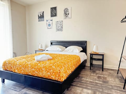 Bed, Photo of the whole room, Bedroom, towels