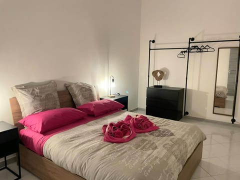 Bed, Night, Bedroom, towels, wardrobe