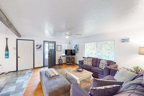 Coastal Calm House in Lincoln Beach