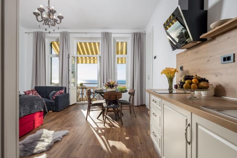 Kitchen or kitchenette, Living room, Seating area, Dining area