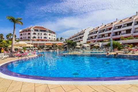 Property building, Pool view, Swimming pool, Location, sunbed