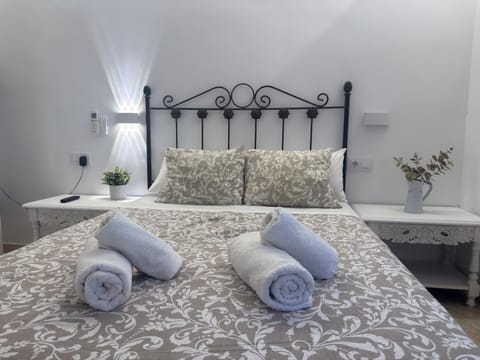 Bedroom, towels