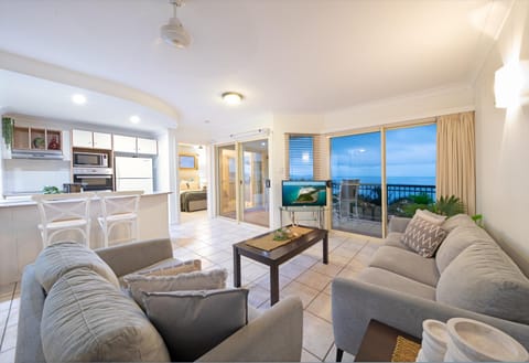 Natural landscape, TV and multimedia, Kitchen or kitchenette, Living room, Seating area, Dining area, Evening entertainment, Sea view
