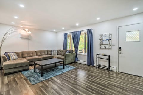 12 Mi to Camelback Ski Resort Home with Decks! House in Tobyhanna