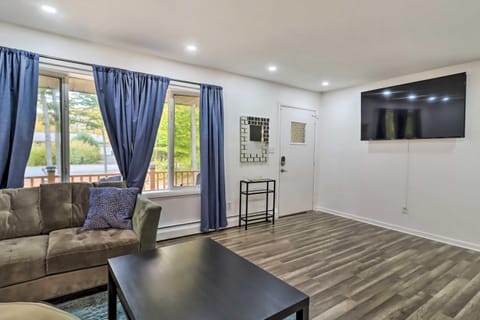 12 Mi to Camelback Ski Resort Home with Decks! House in Tobyhanna