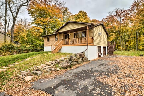 12 Mi to Camelback Ski Resort Home with Decks! House in Tobyhanna