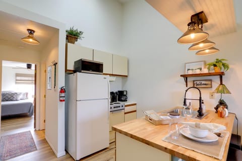 Pet-Friendly Oak Harbor Condo Walk to Lake! Apartment in Lake Erie