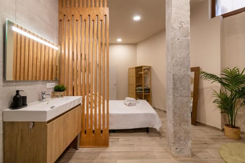Bed, Bathroom, Photo of the whole room, Bedroom, towels