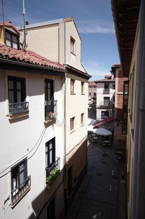 Property building, Off site, Day, Neighbourhood, City view, Street view