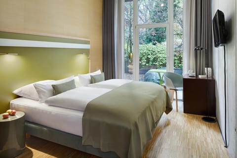 Bed, TV and multimedia, View (from property/room), Bedroom