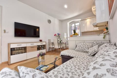 Communal lounge/ TV room, TV and multimedia, Kitchen or kitchenette, Living room, Photo of the whole room, Seating area