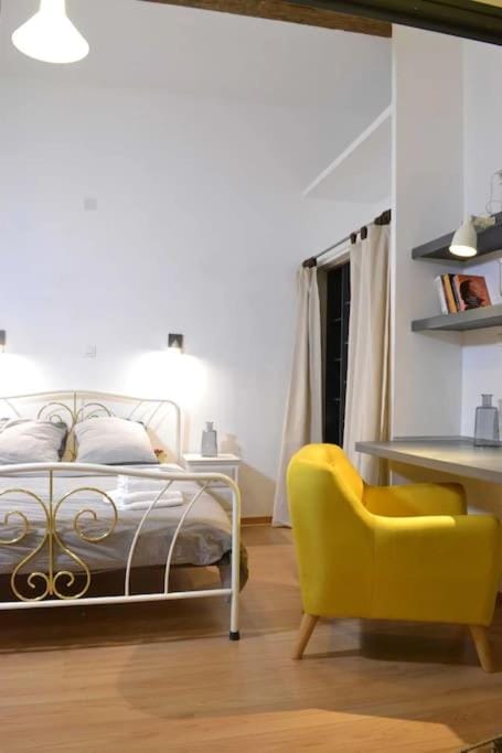 Bed, Library, Photo of the whole room, Seating area, Bedroom, hair dresser