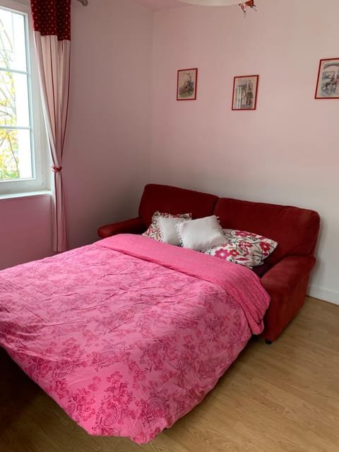 Bed, Living room, Bedroom