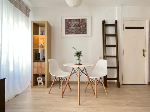 Seating area, Dining area