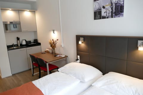 Kitchen or kitchenette, Dining area, Bedroom