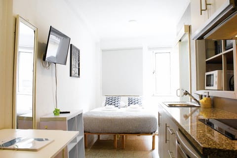 Bed, TV and multimedia, Kitchen or kitchenette, Living room, Photo of the whole room, Seating area, Dining area, Bedroom, oven, stove