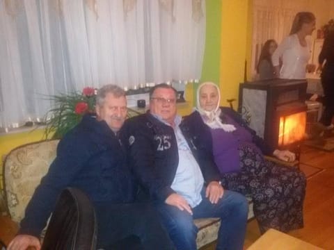 Living room, Seating area, Guests, group of guests, Family