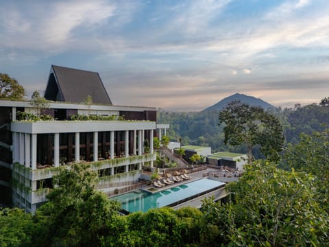 Property building, Spring, Day, Natural landscape, Garden, Garden view, Swimming pool