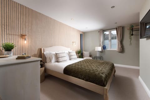 Bed, TV and multimedia, Bedroom