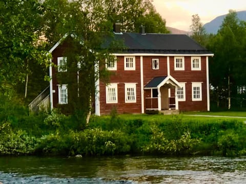 Property building, Natural landscape, Mountain view