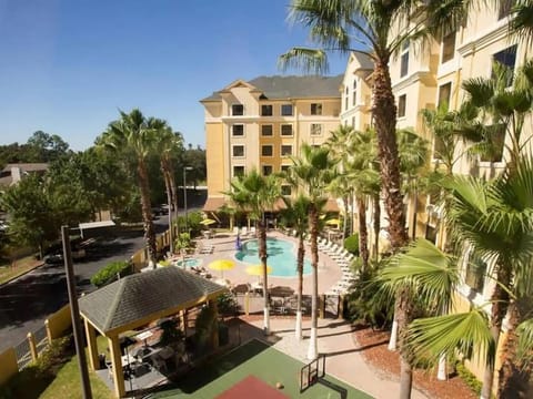 Property building, Day, Pool view, Swimming pool, Parking, sunbed