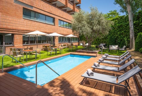 Restaurant/places to eat, Activities, Garden, Dining area, Swimming pool