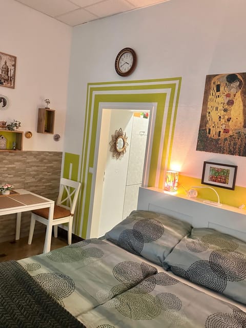 Bed, Living room, Photo of the whole room, Seating area, Bedroom