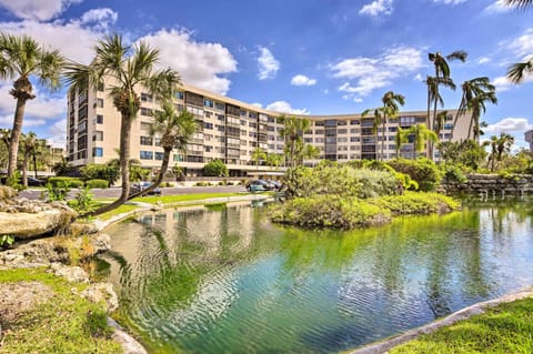 Breezy Siesta Key Condo with Bay Views and Pool! Apartment in Siesta Beach