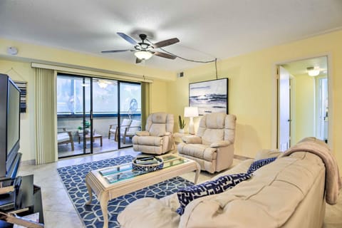 Breezy Siesta Key Condo with Bay Views and Pool! Apartment in Siesta Beach