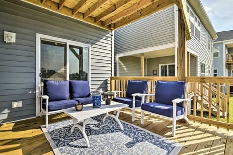 Waterfront Paradise with Deck about half Mi to Beach House in Norfolk