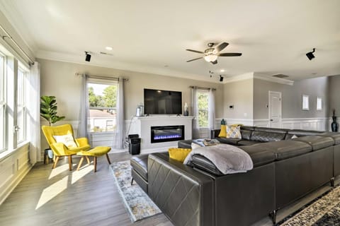 Waterfront Paradise with Deck about half Mi to Beach House in Norfolk