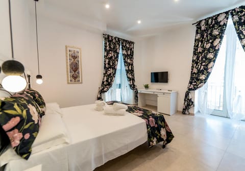 Bed, TV and multimedia, Photo of the whole room, Bedroom, hair dresser, towels