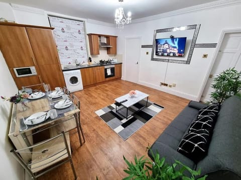 *6B7R* Setup for your most relaxed & amazing stay + Free Parking + Free Fast WiFi* House in Leeds