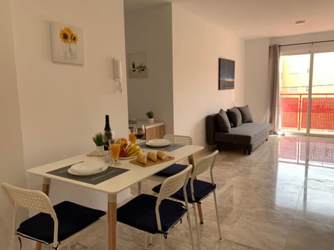 Living room, Food and drinks, Seating area, Dining area