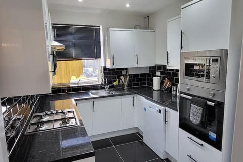 Newly refurbished 3 bedroom flat Apartment in North Warwickshire District